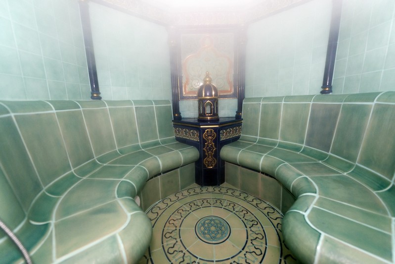 Perzische hammam met groene zitbanken in H&ocirc;tel du Parc