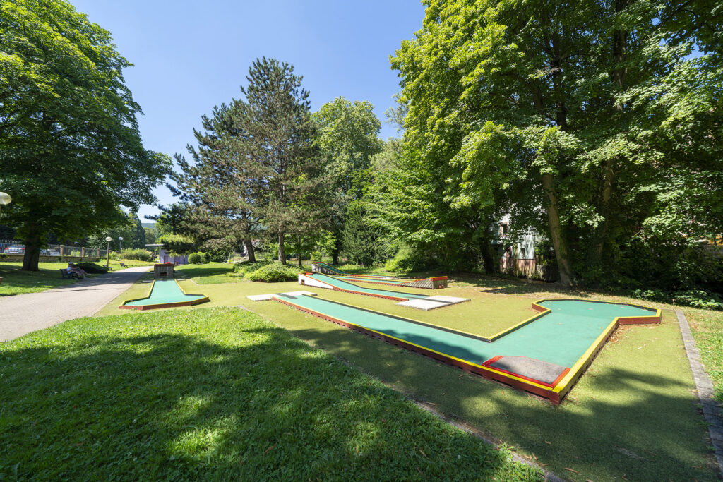 Minigolfbanen tussen de bomen in het park van Niederbronn-les-Bains