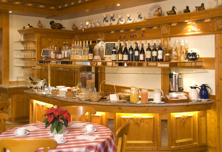 Ontbijtbuffet aan de houten bar in H&ocirc;tel du Parc