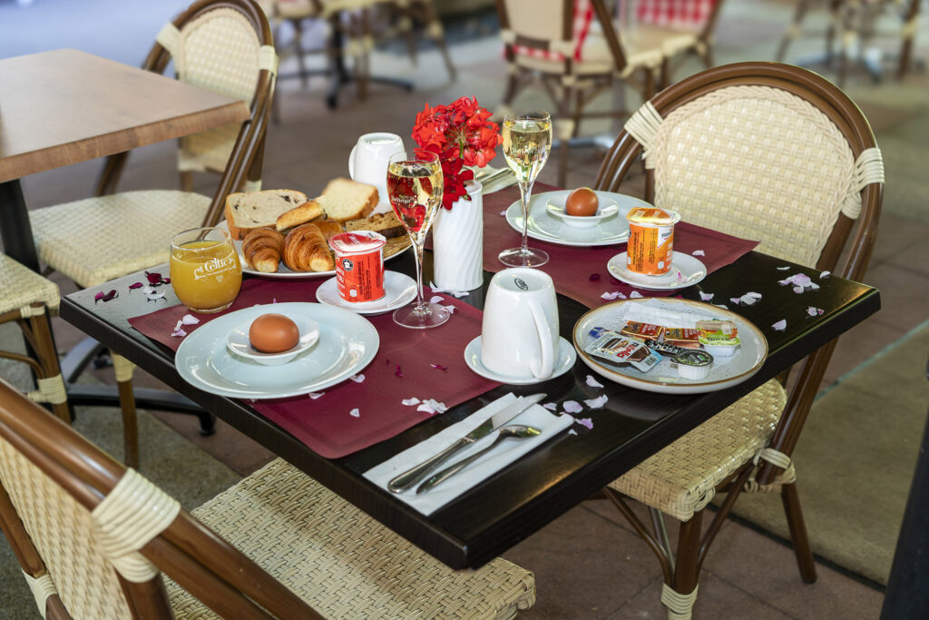 Gedekte ontbijttafel met brood, croissants en eieren in H&ocirc;tel du Parc