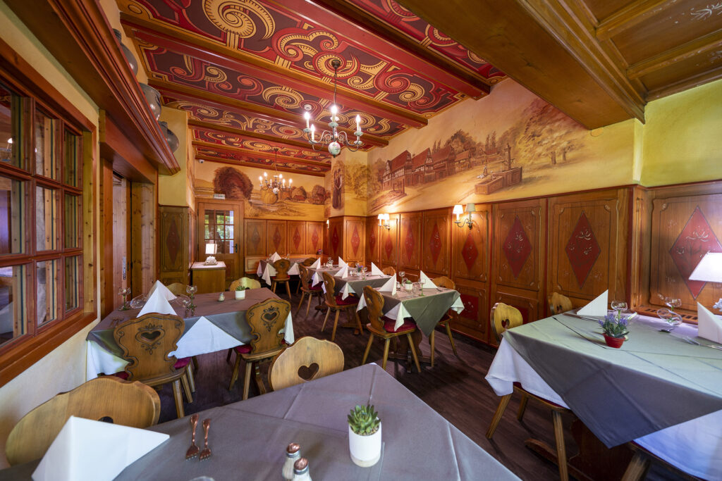 Restaurant L&rsquo;Alexain met gedekte tafels en beschilderd plafond