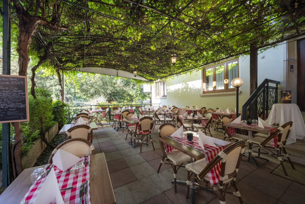 Terras Hôtel du Parc NL Terras van restaurant L’Alexain in Hôtel du Parc