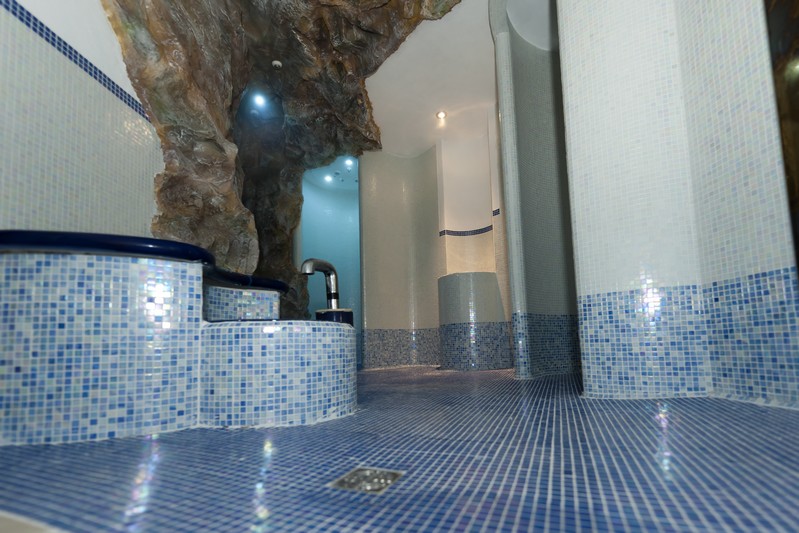Wellnessruimte met blauwe moza&iuml;ektegels in H&ocirc;tel du Parc